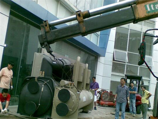 崇仁县随车吊和汽车吊的核心区别是什么？哪种更省钱？