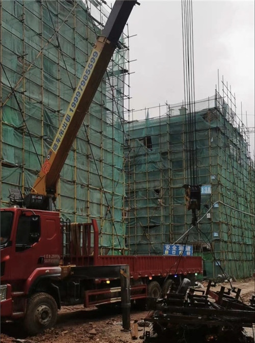 崇仁县“慢工细活”—— 吊车的 “微动控制” 技术